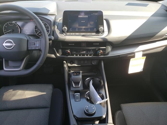 2025 Nissan Rogue SV photo 14