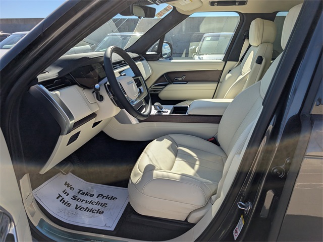 2025 Land Rover Range Rover SE photo 4
