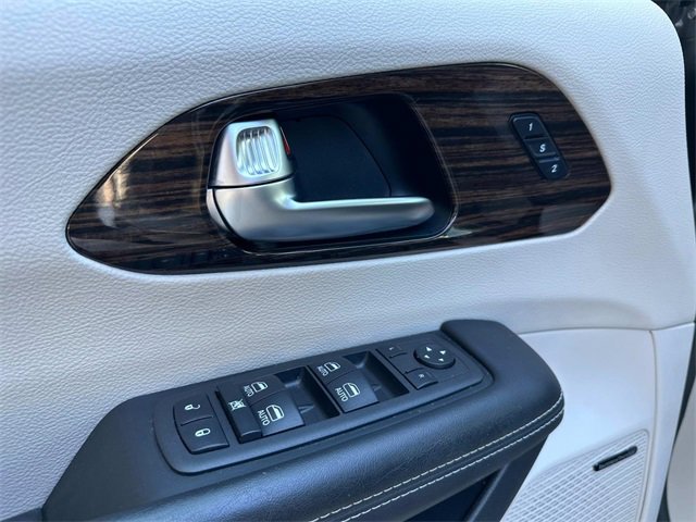 2022 Chrysler Pacifica Hybrid Limited photo 39