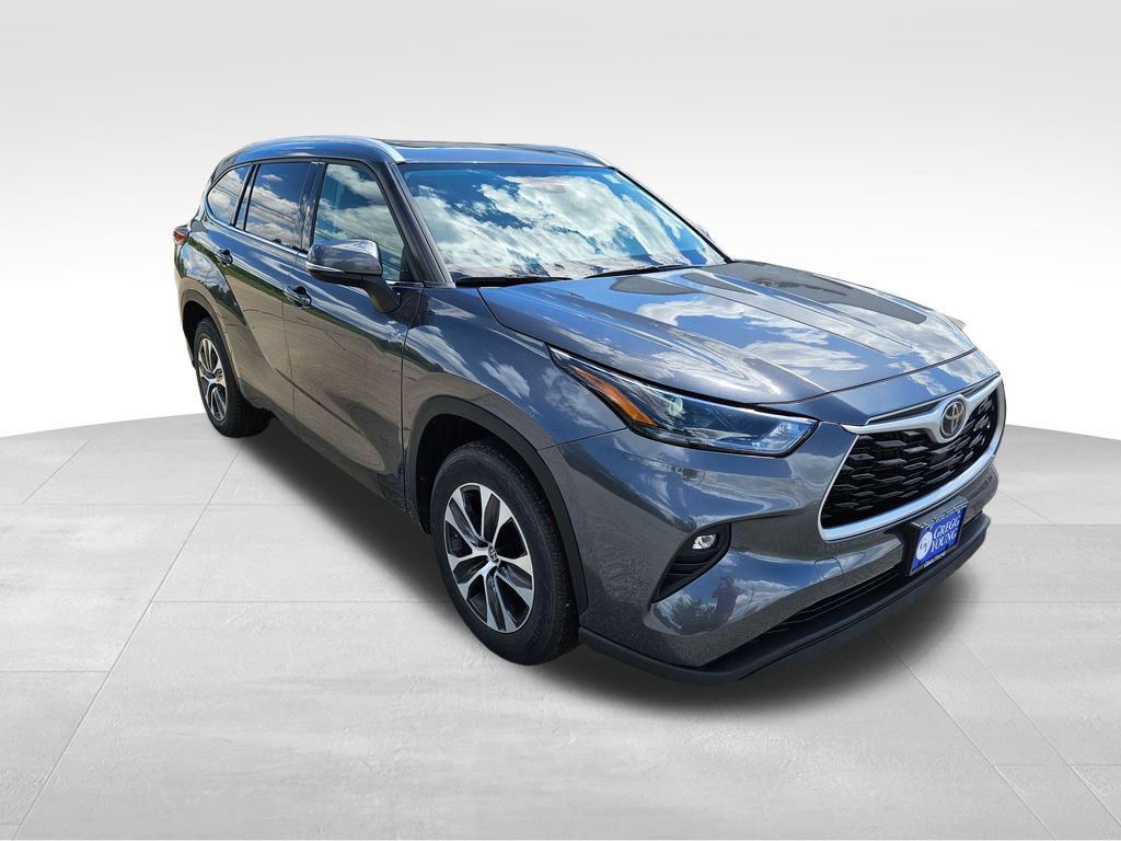 2022 Toyota Highlander XLE photo 2