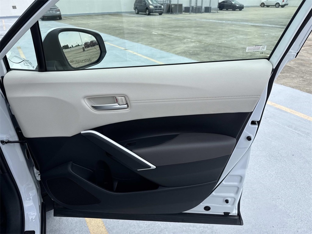 2024 Toyota Corolla Cross XLE photo 12
