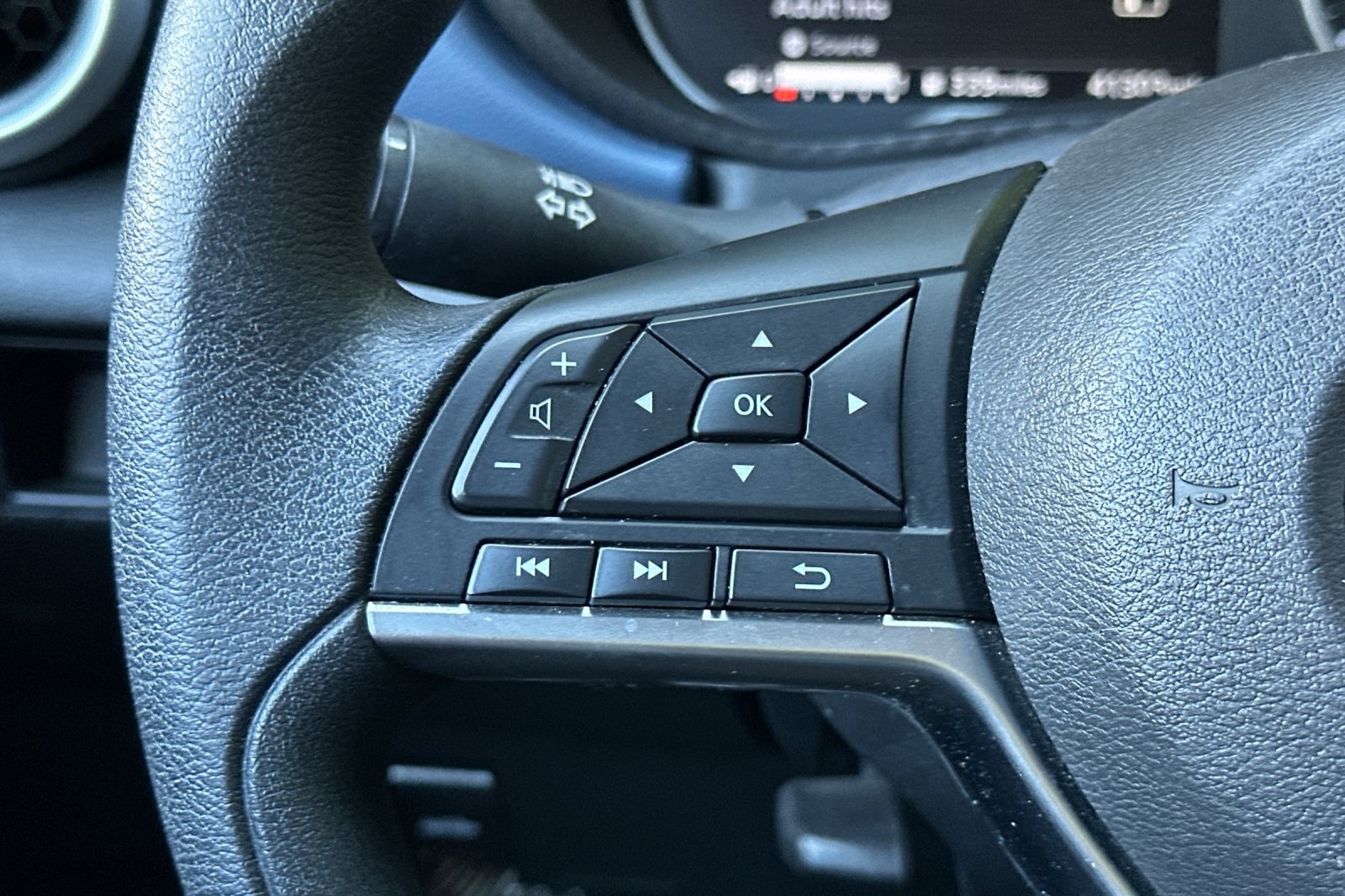 2023 Nissan Versa 1.6 SV photo 25