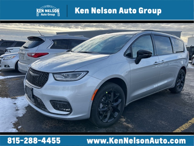 2026 Chrysler Pacifica Limited's photo