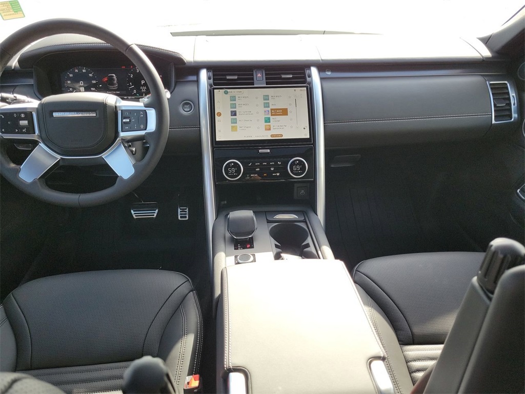 2025 Land Rover Discovery Metropolitan Edition photo 15