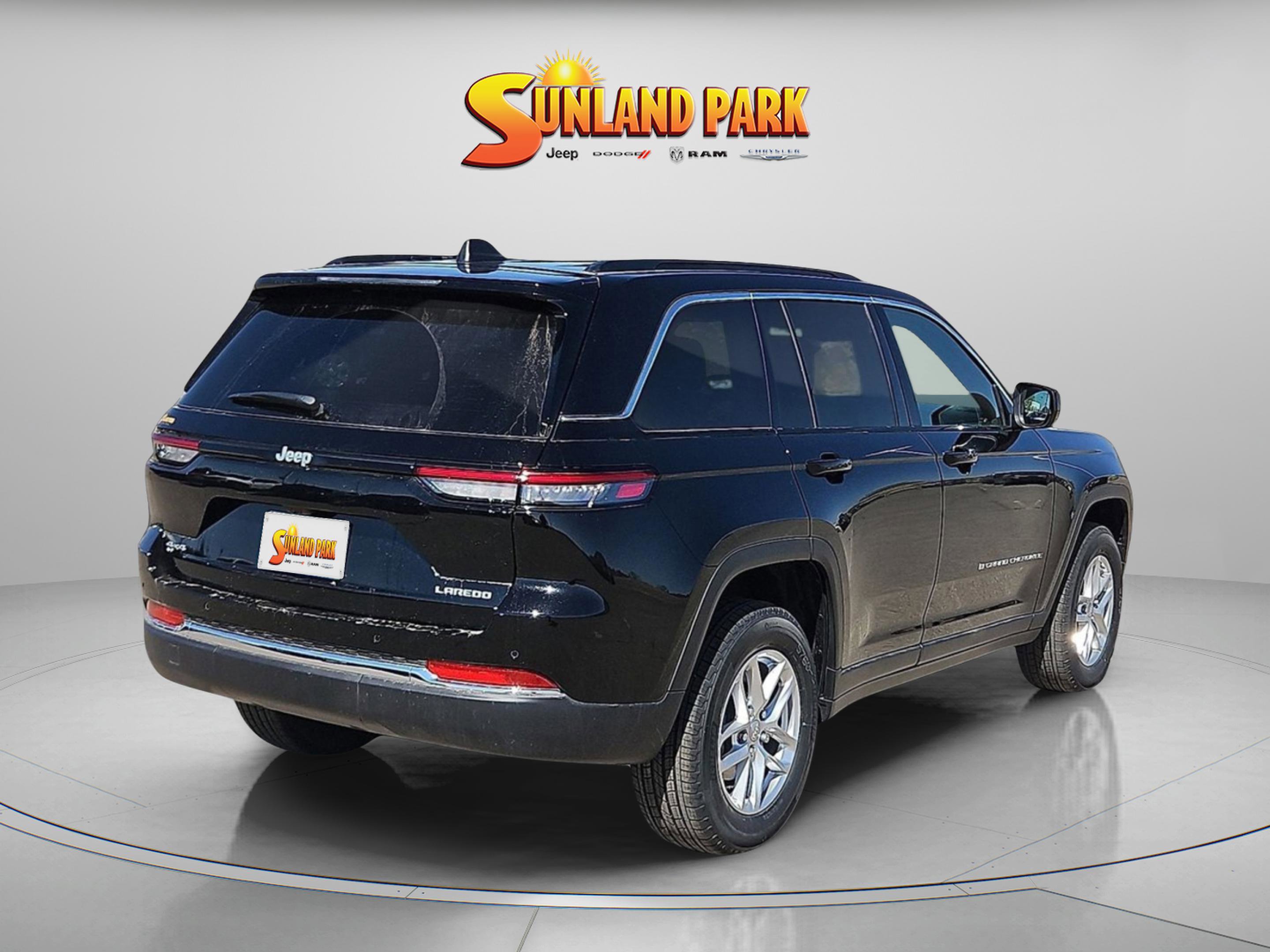 2025 Jeep Grand Cherokee Laredo photo 4