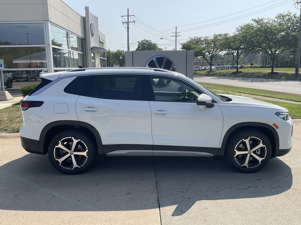 2025 Volkswagen Tiguan SE photo 2