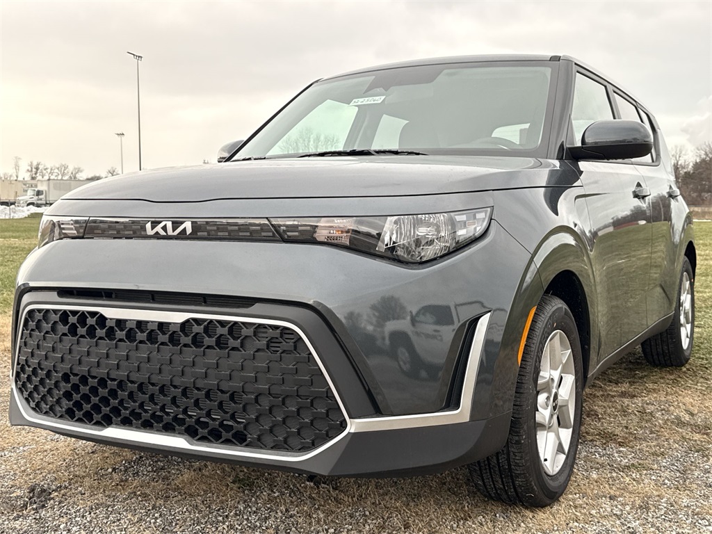 2025 Kia Soul LX's photo
