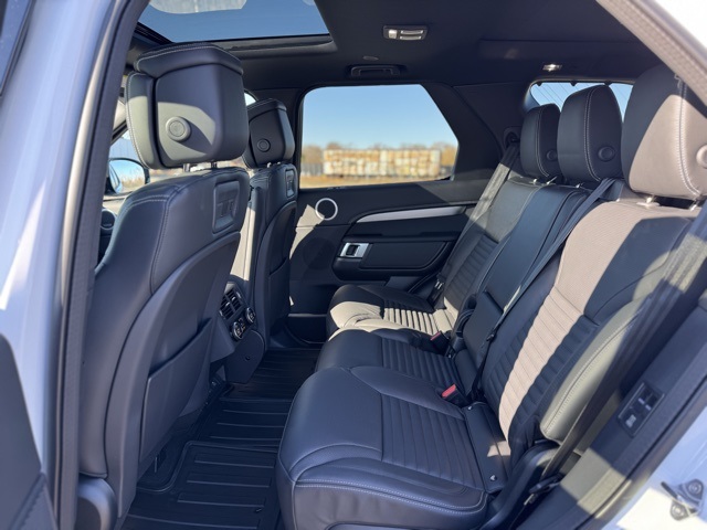 2025 Land Rover Discovery SE photo 10