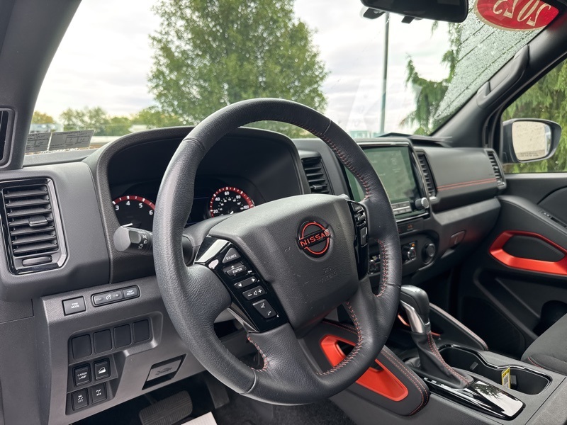 2023 Nissan Frontier PRO-4X Crew Cab photo 8