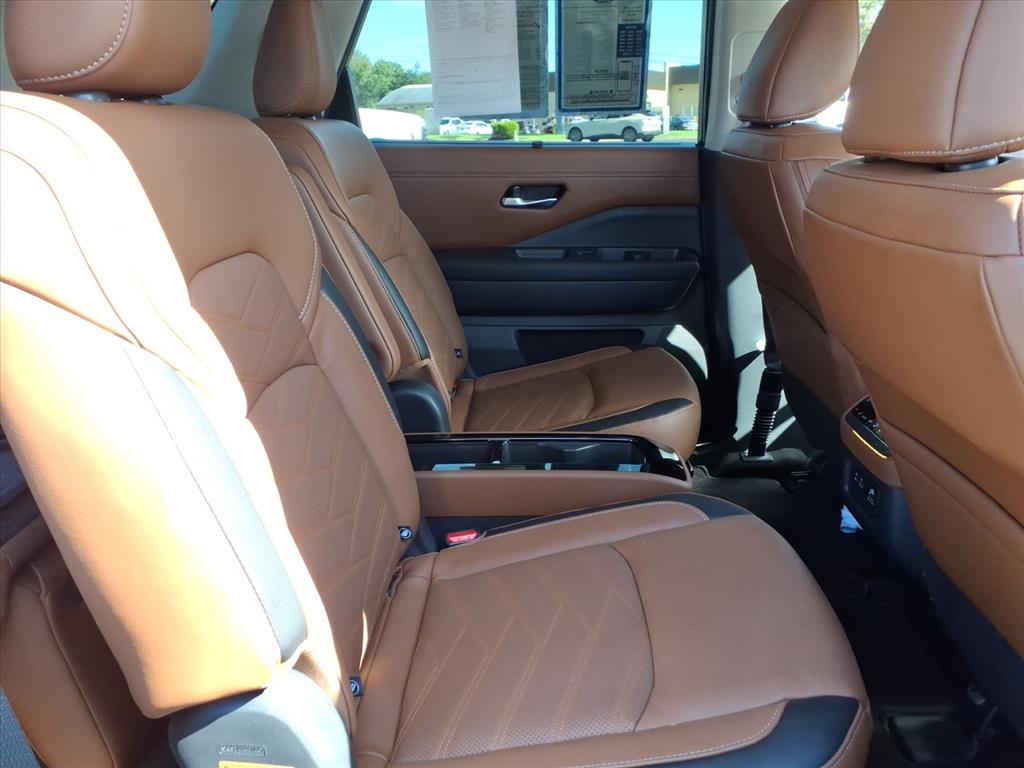2023 Nissan Pathfinder Platinum photo 9
