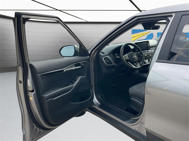 2023 Kia Seltos LX photo 37