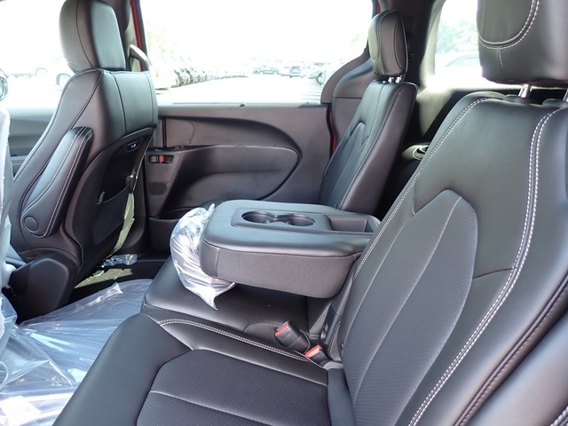 2026 Chrysler Pacifica photo 11