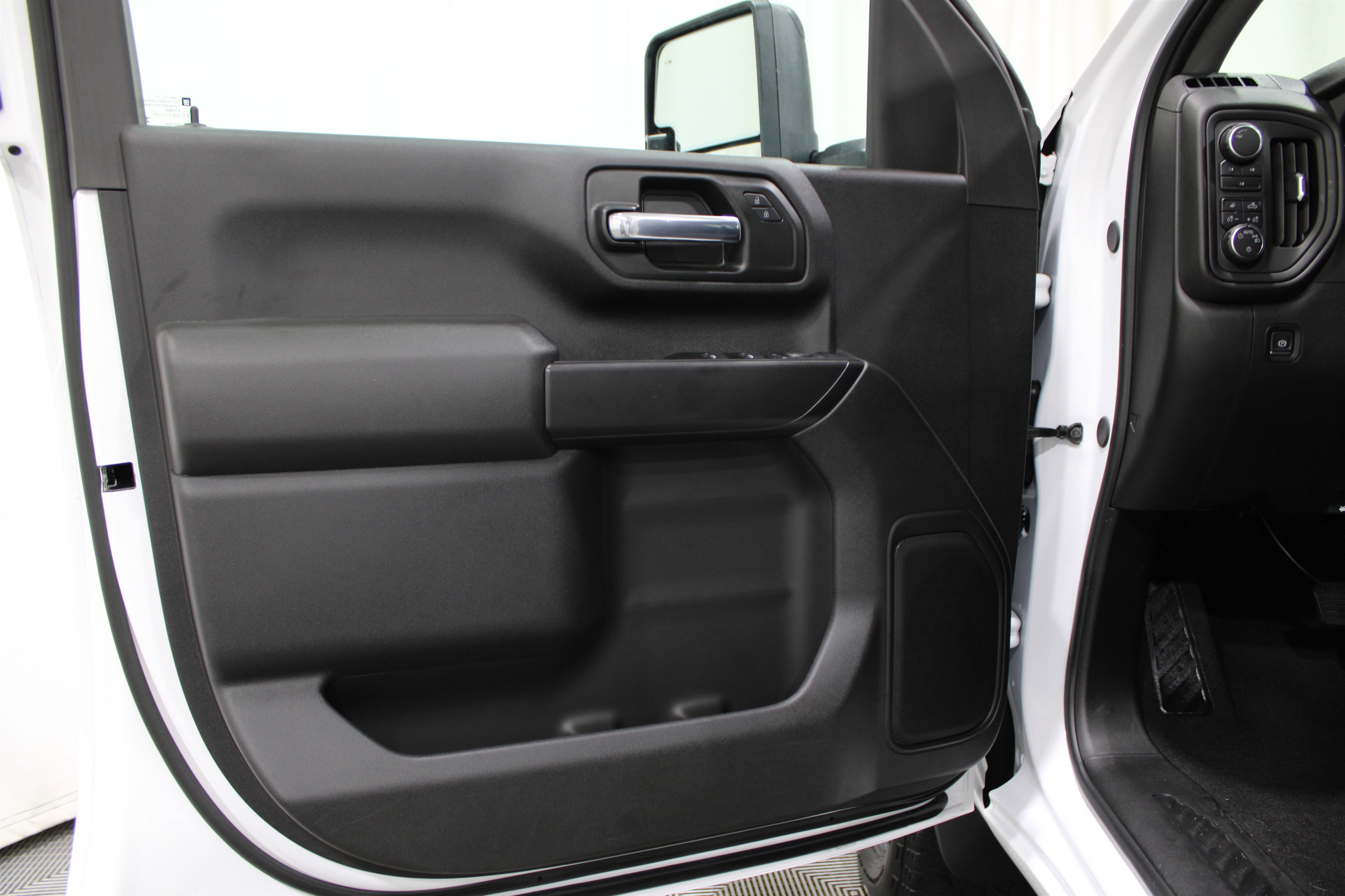 2025 Chevrolet Silverado 2500HD Custom photo 4