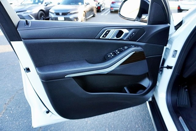 Used 2020 White BMW sDrive40i image 25