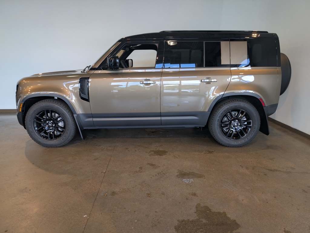 2025 Land Rover Defender 110 S photo 3