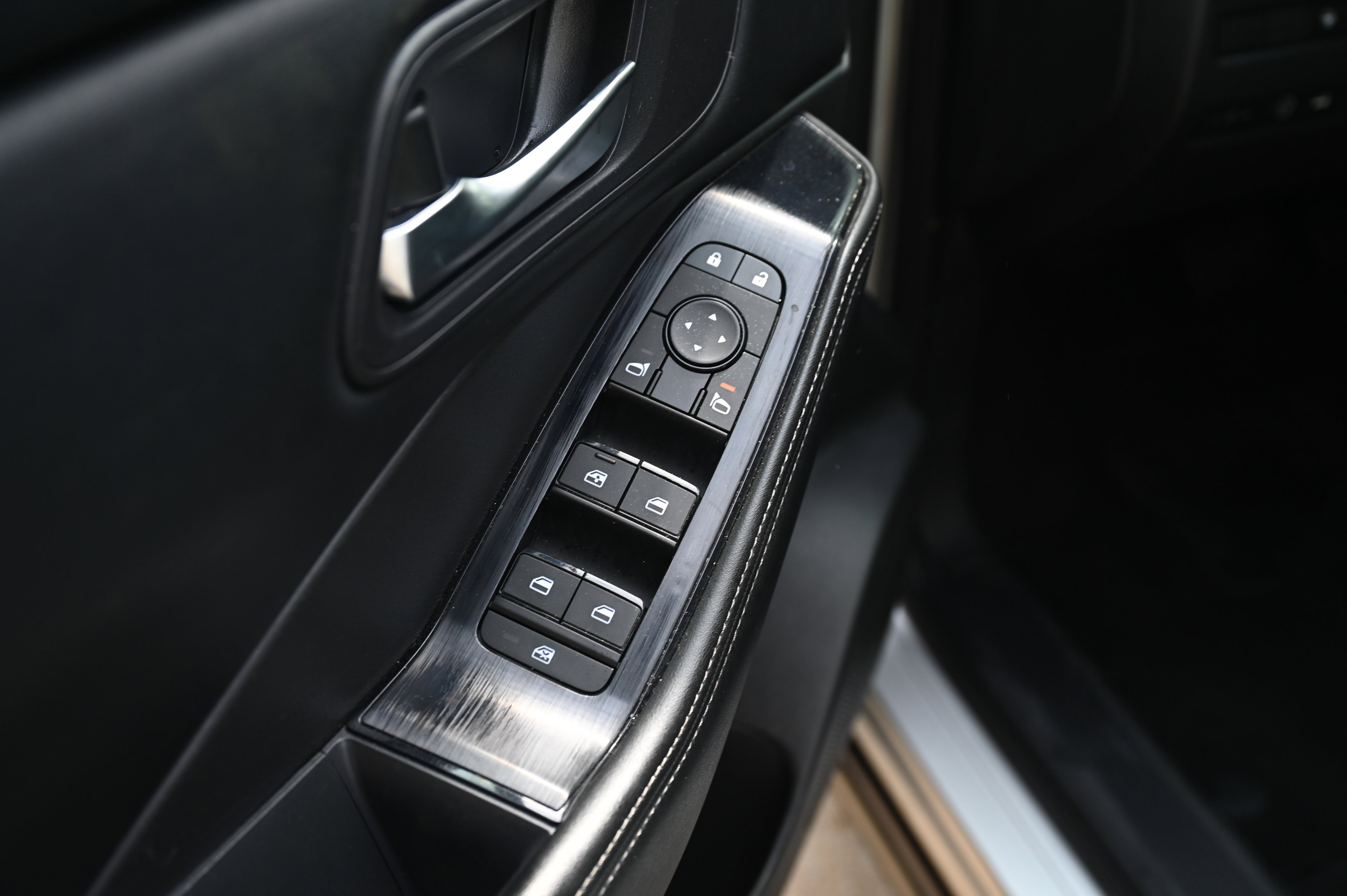 2024 Nissan Rogue SV photo 5