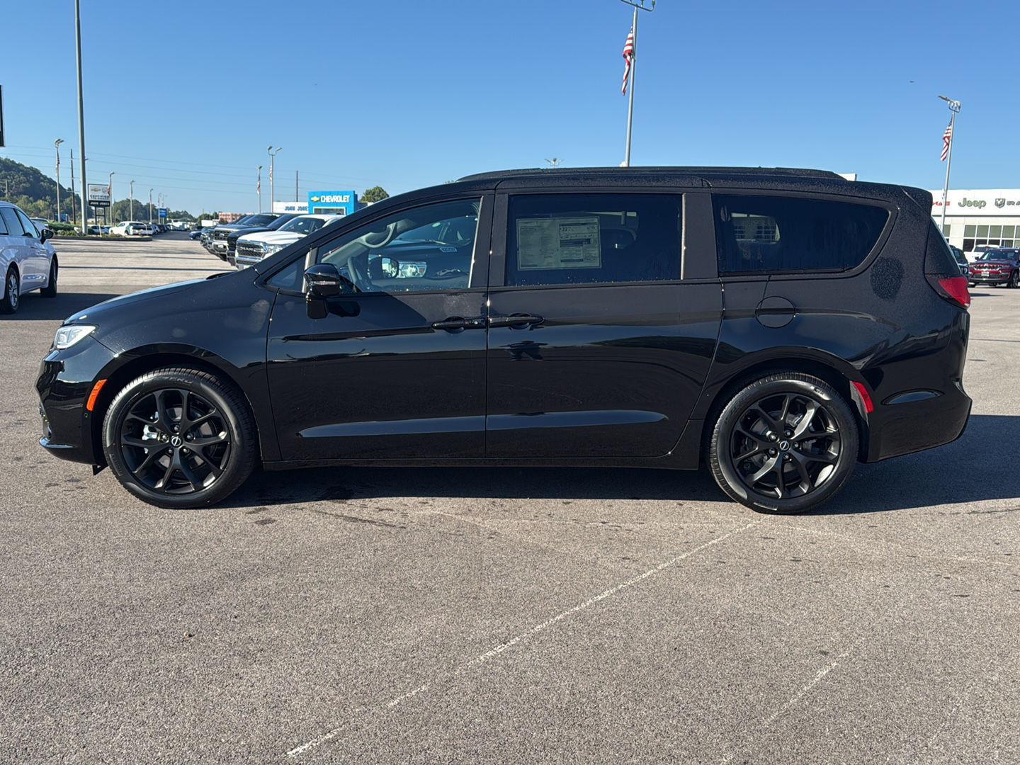 2026 Chrysler Pacifica photo 3