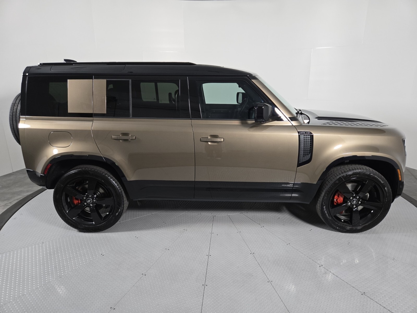 2025 Land Rover Defender 110 photo 15