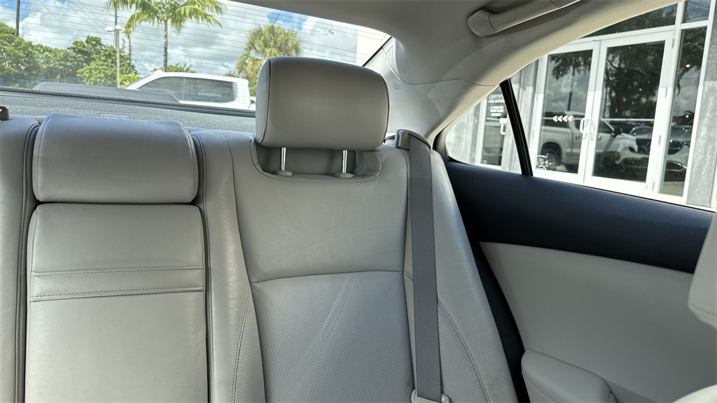 2011 Lexus ES 350 photo 17