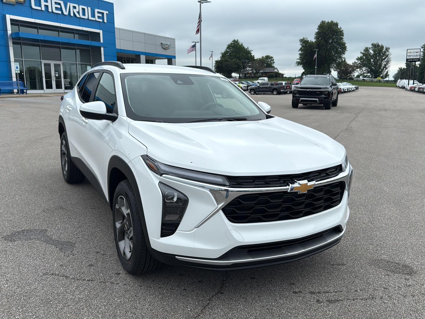 2025 Chevrolet Trax LT photo 2