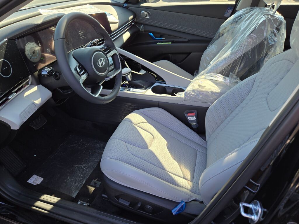 2025 Hyundai Elantra Hybrid Limited photo 15