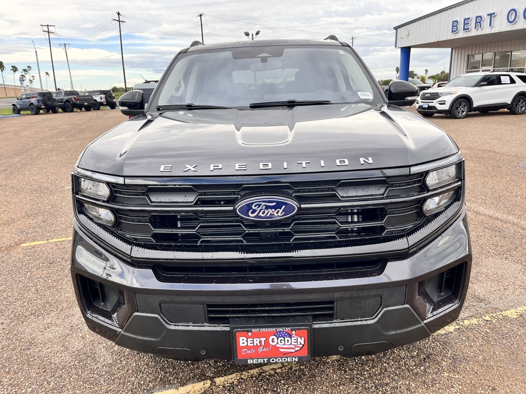 2025 Ford Expedition photo 2