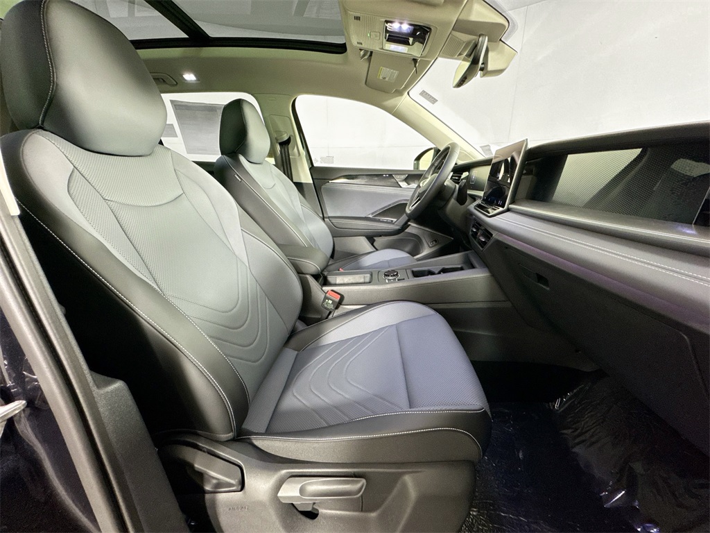 2025 Volkswagen Tiguan SE photo 9