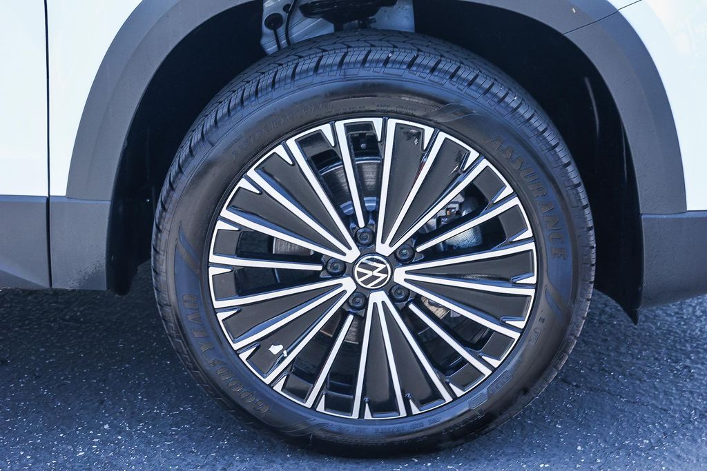 2025 Volkswagen Taos SE photo 4