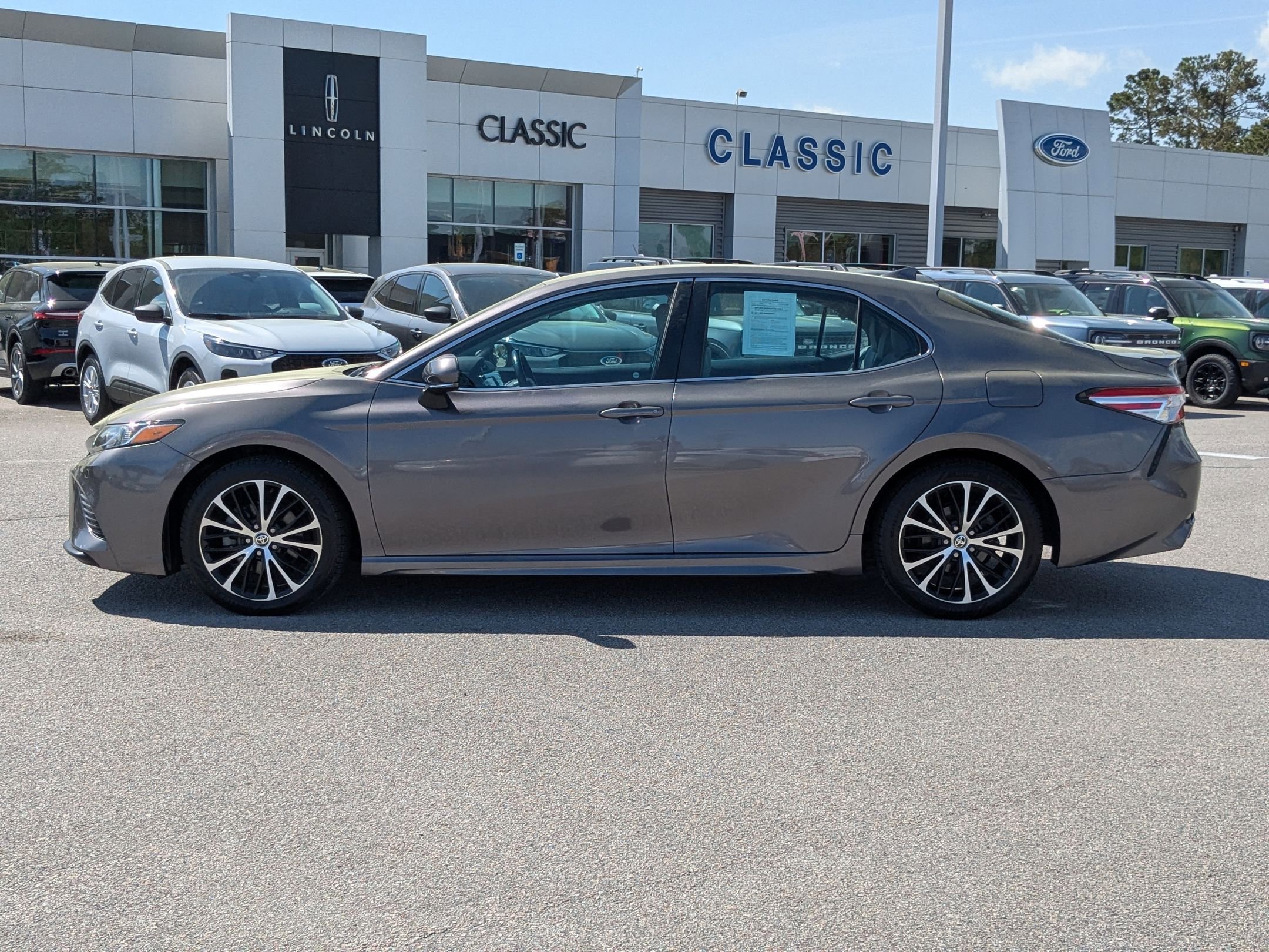 2020 Toyota Camry SE photo 8