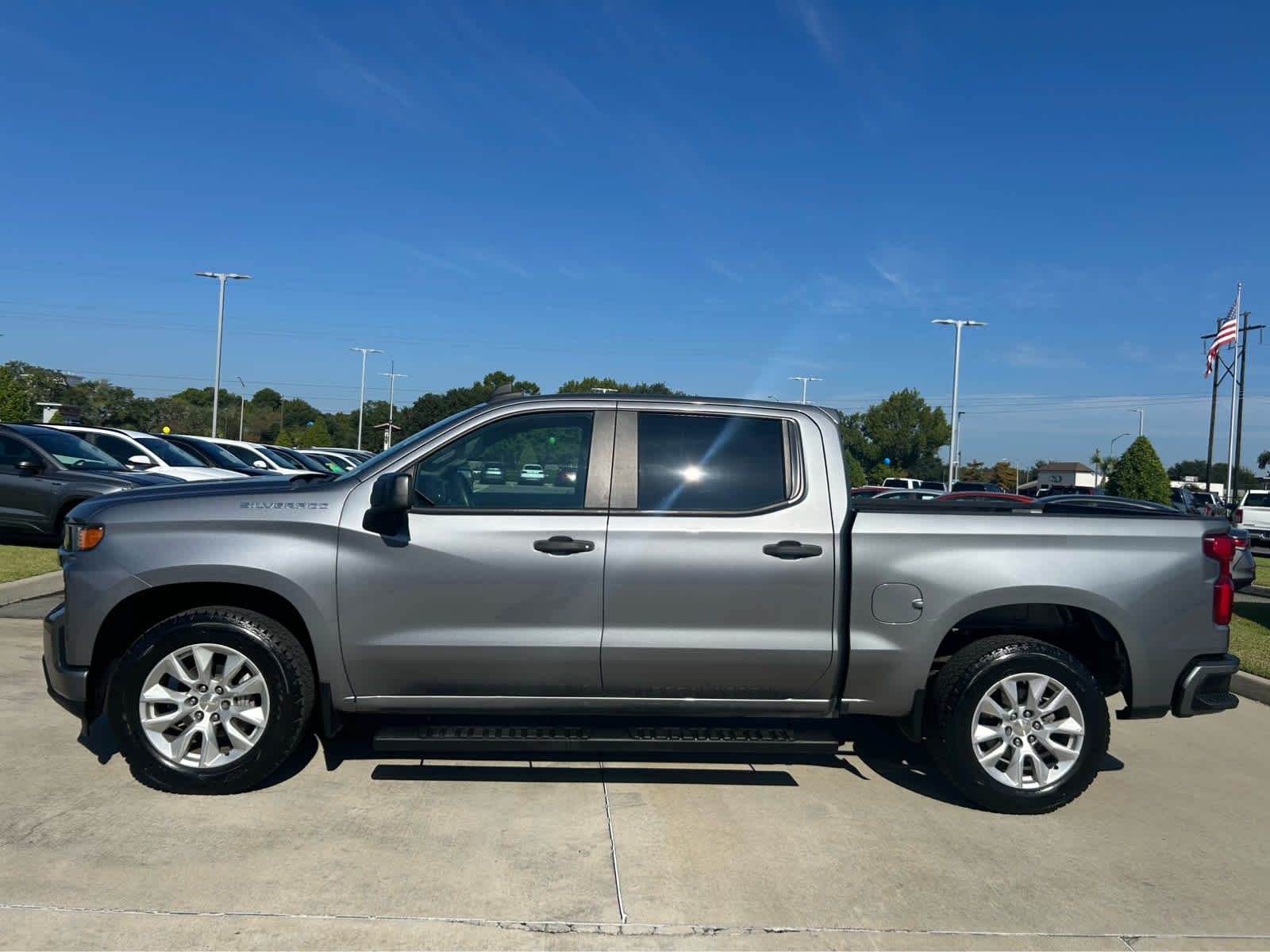 2020 Chevrolet Silverado 1500 Custom photo 2