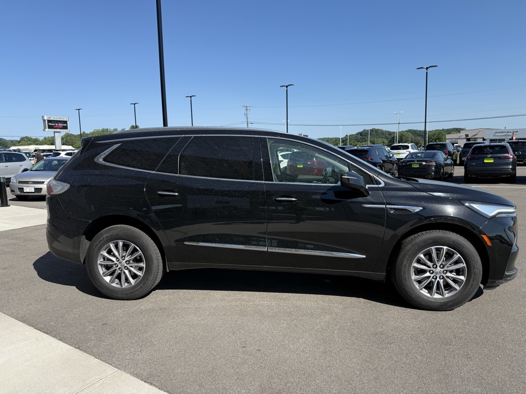 2023 Buick Enclave Essence photo 2