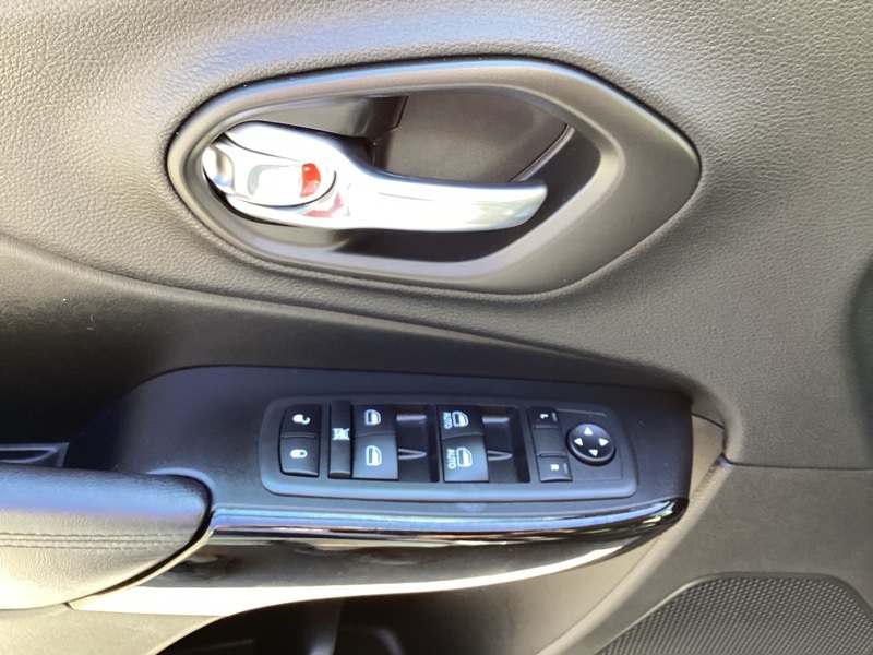 2020 Jeep Cherokee Altitude Sport photo 25