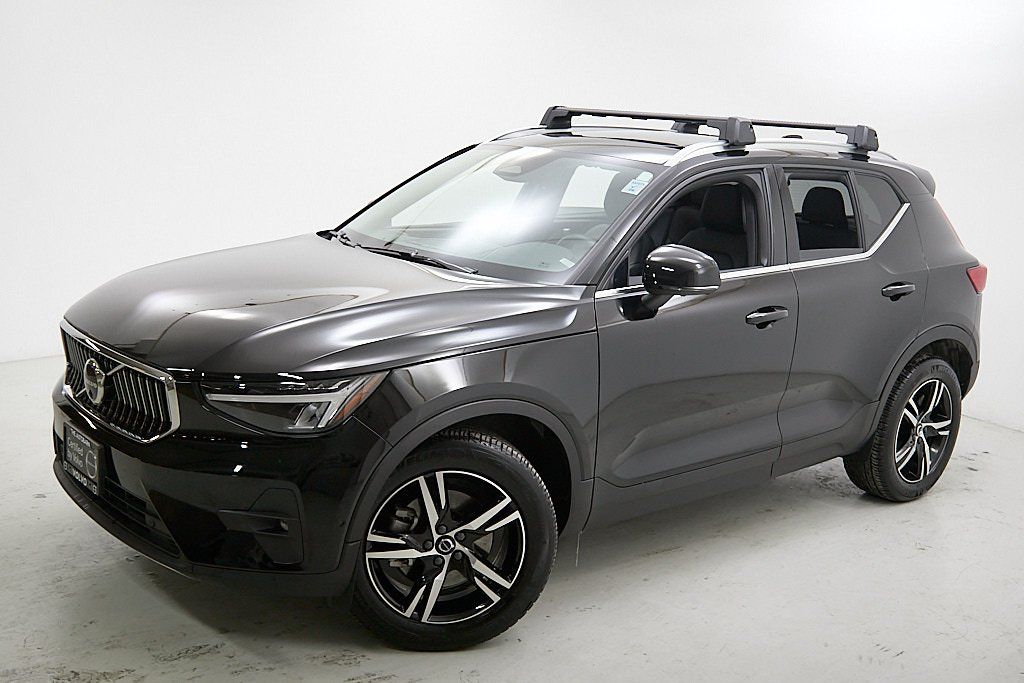 2023 VOLVO XC40 - Image 2