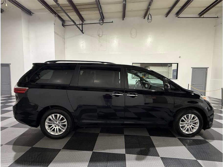 2017 Toyota Sienna XLE Premium photo 3