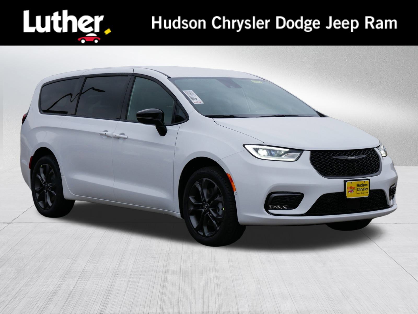 2026 Chrysler Pacifica Select's photo