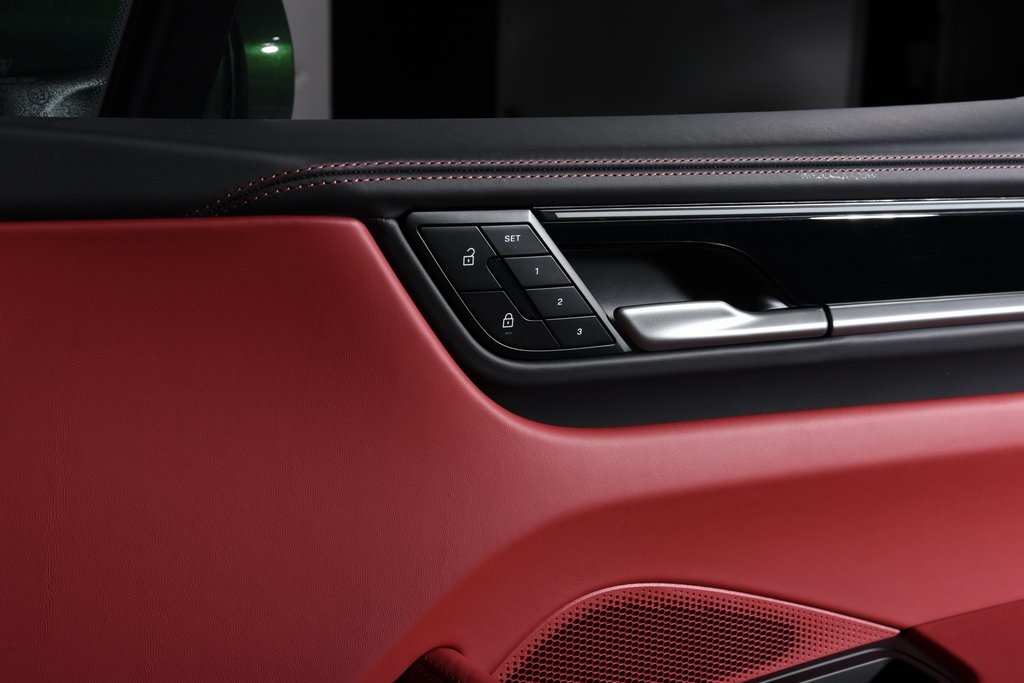 2025 Porsche Macan Electric photo 32