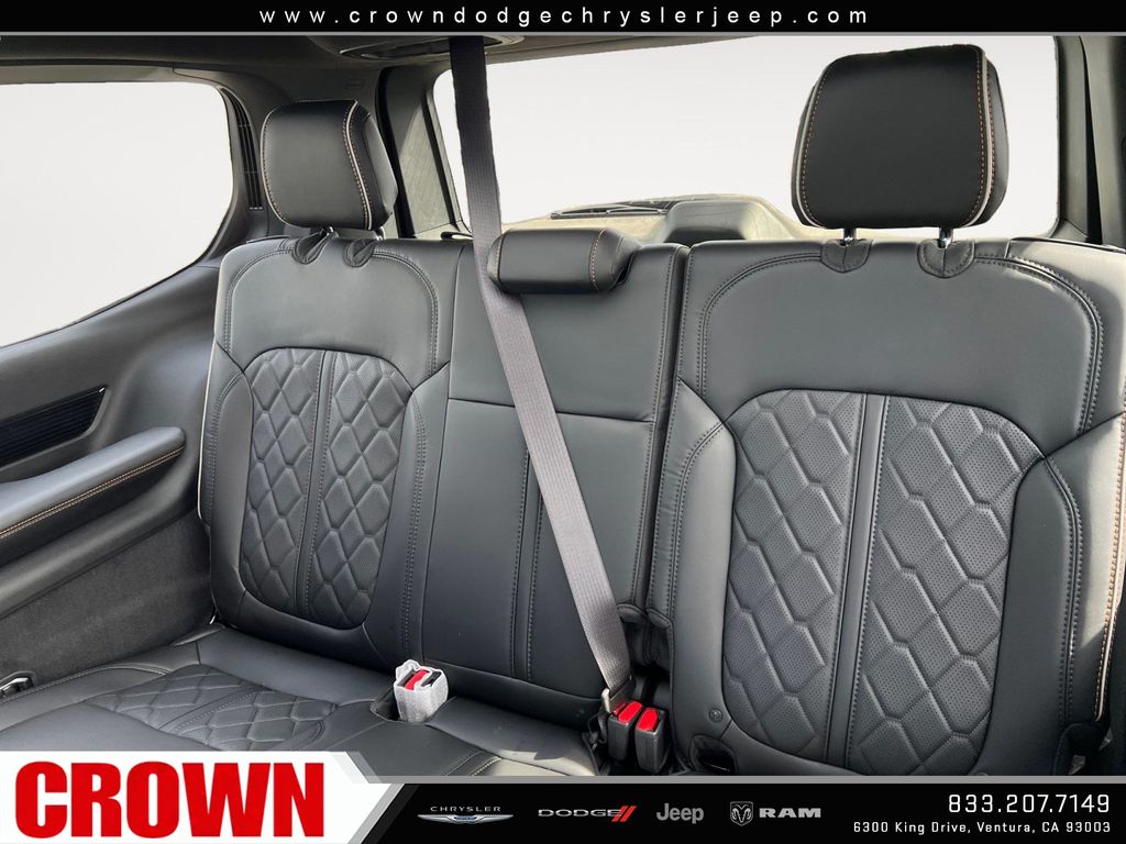 2025 Jeep Grand Wagoneer III photo 13