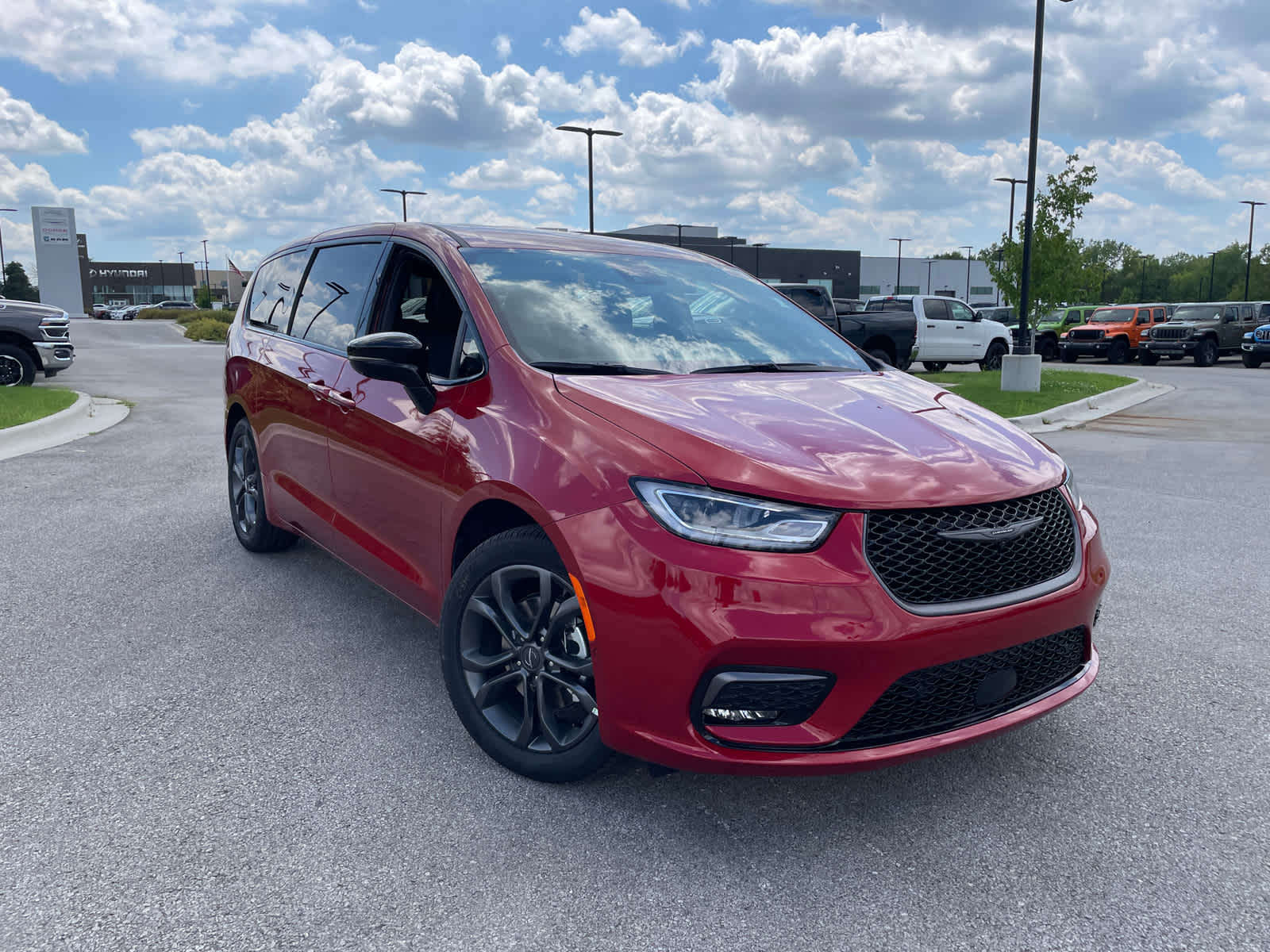 2026 Chrysler Pacifica photo 2