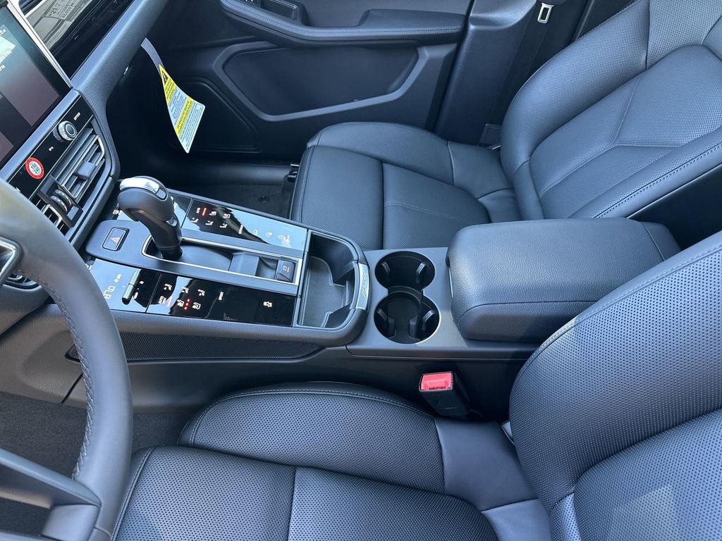 2025 Porsche Macan Base photo 19