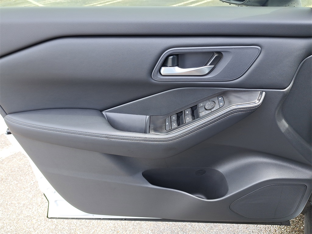2026 Nissan Rogue SV photo 21