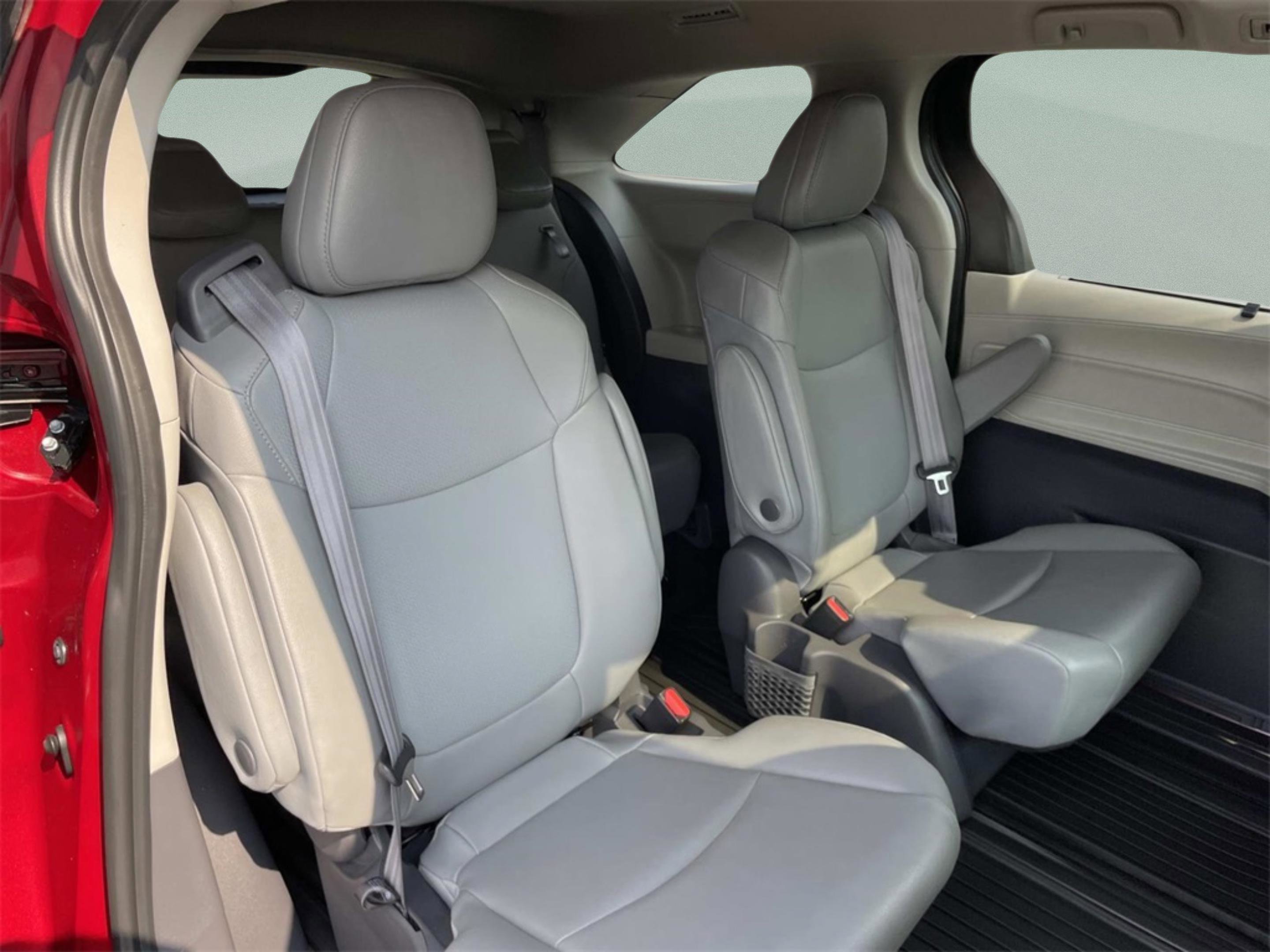 2021 Toyota Sienna XLE photo 23