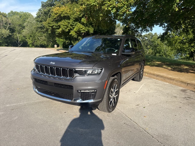 2025 Jeep Grand Cherokee Limited photo 3