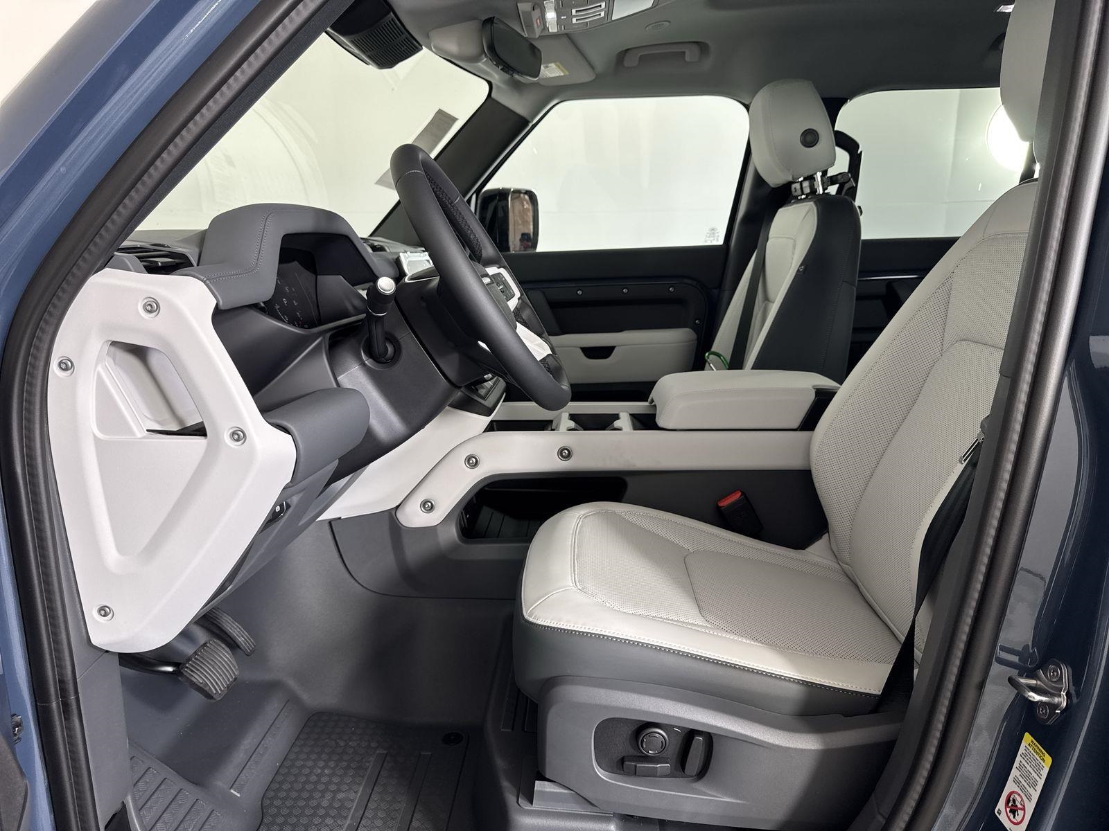2025 Land Rover Defender 110 S photo 21