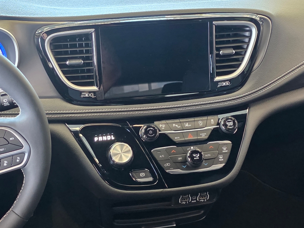 2025 Chrysler Pacifica photo 3