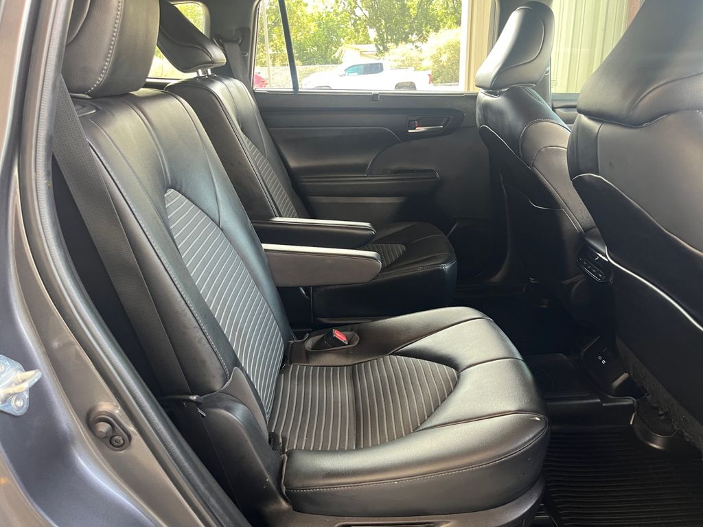 2023 Toyota Highlander XSE photo 17