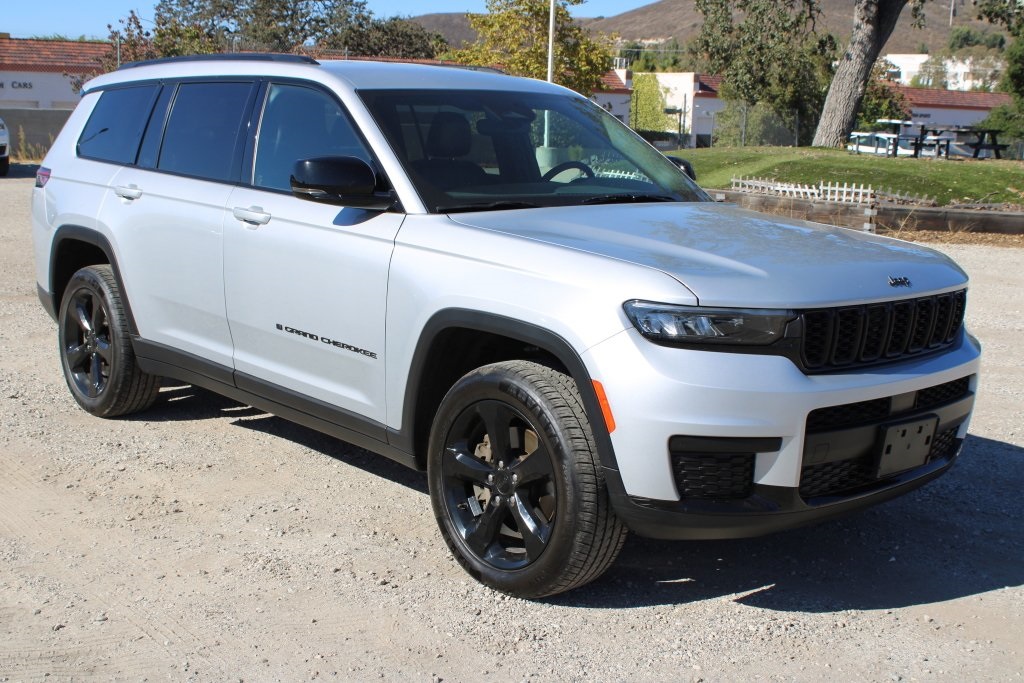 2023 Jeep Grand Cherokee Altitude photo 3