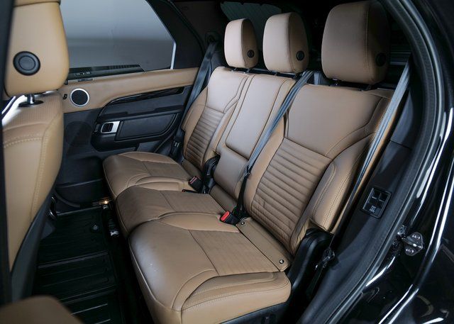 2023 Land Rover Discovery Metropolitan Edition photo 5