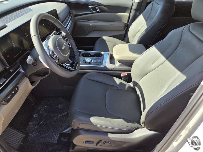 2026 Kia Carnival LXS photo 4