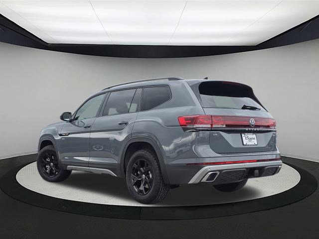 2025 Volkswagen Atlas Peak Edition SE photo 2