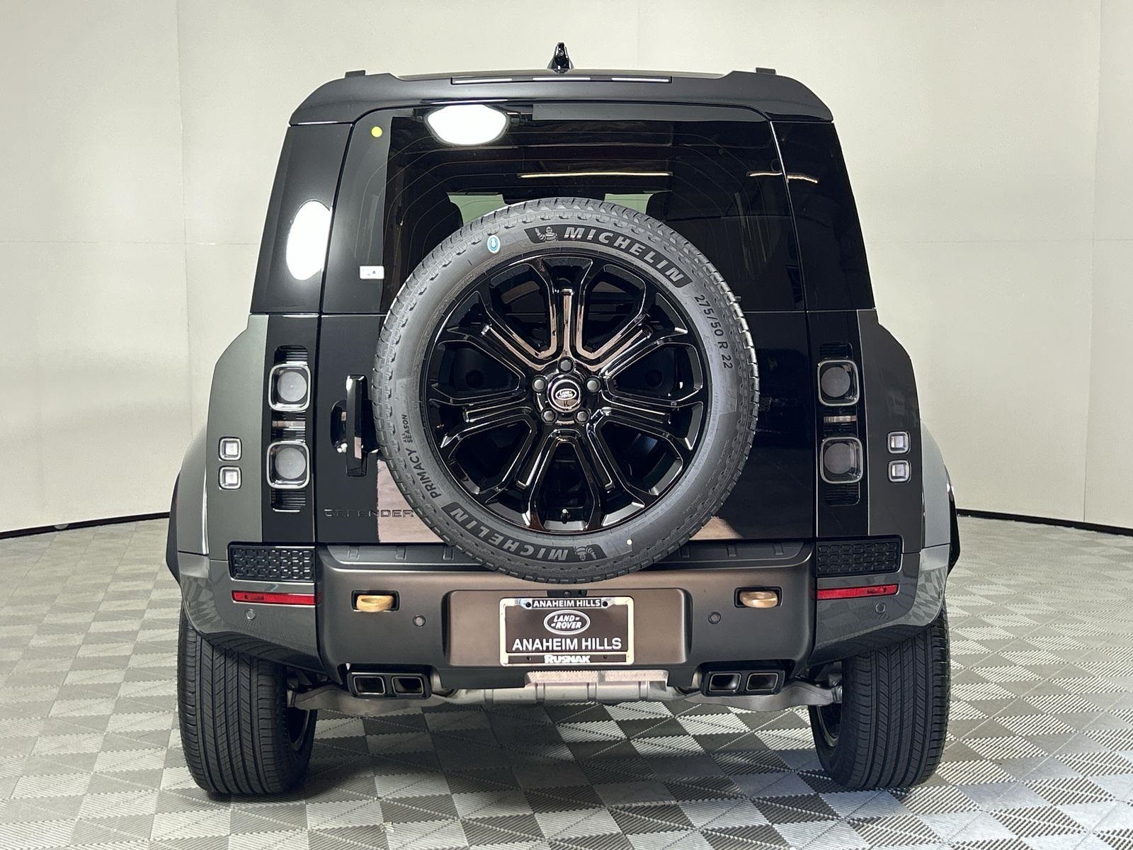 2025 Land Rover Defender 110 photo 4